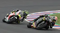 Pebalap LCR Honda, Cal Crutchlow, mencoba mengejar Johann Zarco pada MotoGP Argentina di Sirkuit Termas de Rio Hondo, Minggu (8/4/2018). Pebalap Inggris itu mencatatkan waktu 40 menit 36.342 detik. (AFP/Juan Mabromata)