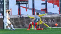 Berkat kemenangan ini, Napoli menduduki posisi ketiga klasemen liga Italia dengan catatan 34 poin. (Alberto Mariani/LaPresse via AP)