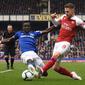 Idrisa Gueye mencoba menghentikan umpan Aaron Ramsey pada laga lanjutan Premier League yang berlangsung di Stadion Goodison Park, Liverpool, Minggu (7/4). Arsenal kalah 0-1 kontra Everton. (AFP/Oli Scarff)