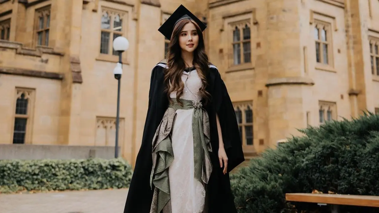 Momen Kelulusan Agatha Chelsea dari University of Melbourne, Penuh Bahagia