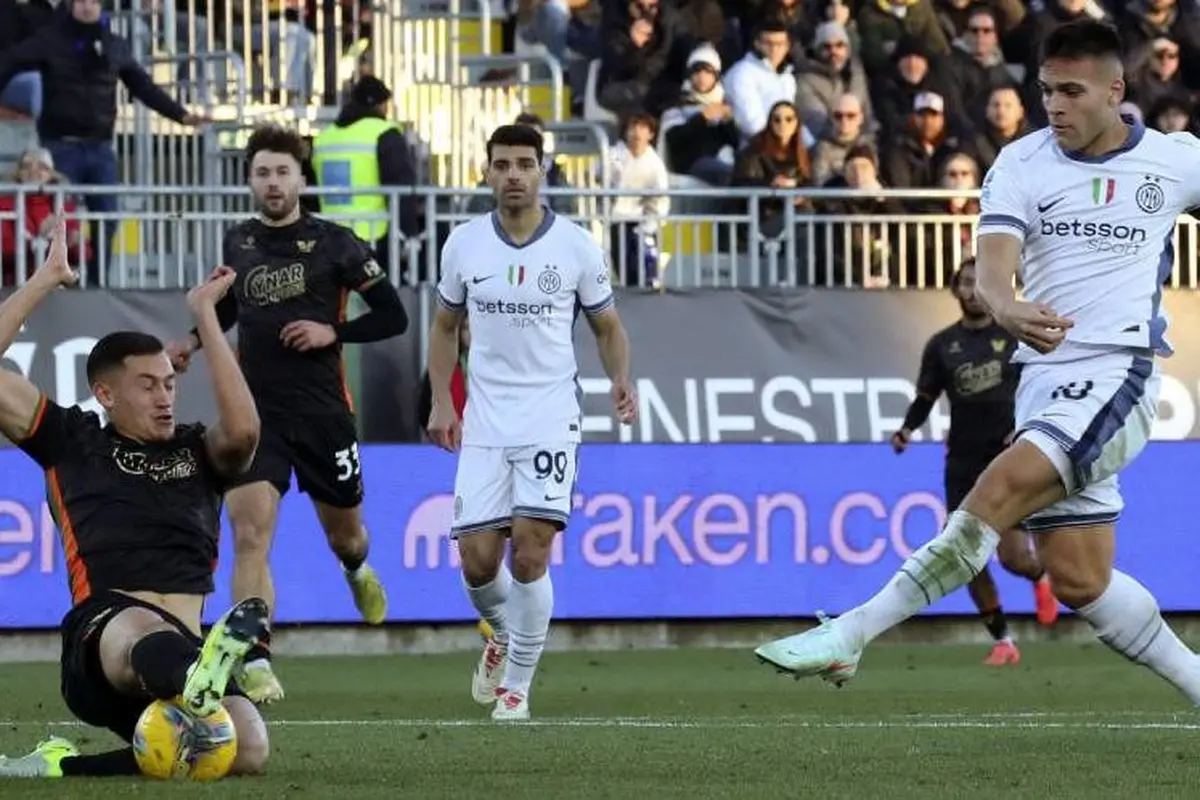 Jay Idzes (kiri) memblok tembakan Lautaro Martinez dalam laga Serie A antara Venezia dan Inter Milan, Minggu (12/1/2025) malam WIB. (c) Paola Garbuio/LaPresse via AP