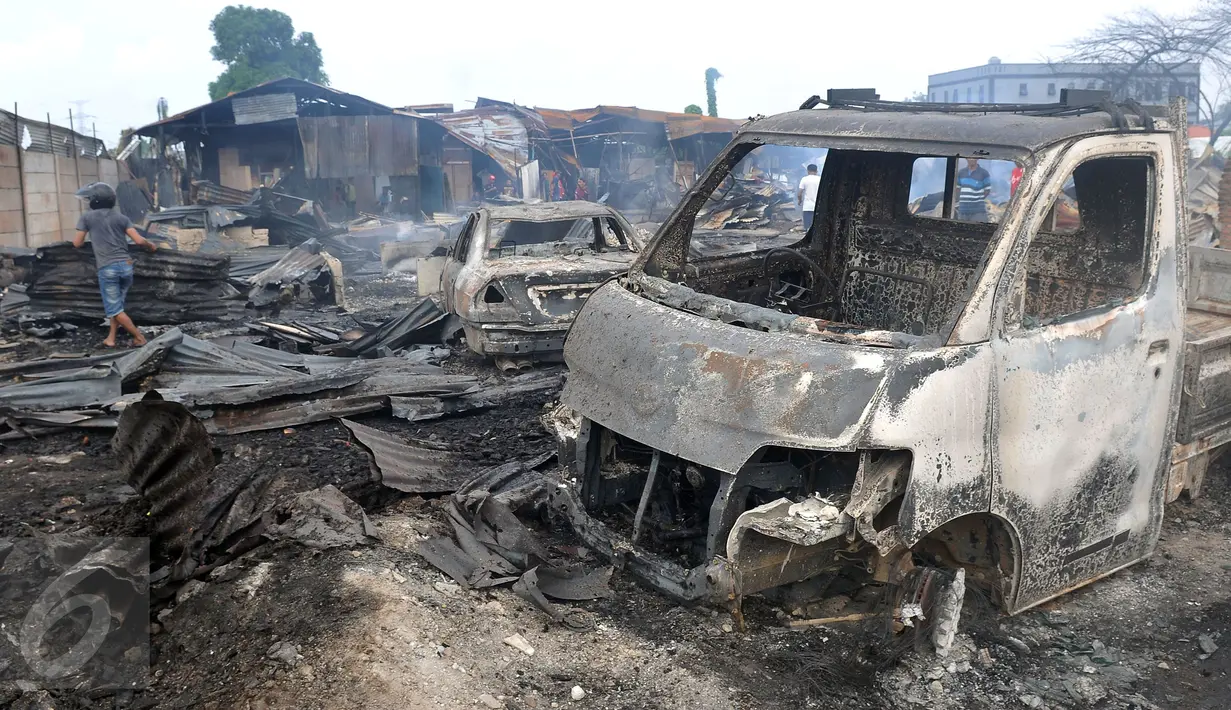 Bangkai mobil yang turut hangus terbakar di wilayah permukiman di Jalan Gotong Royong, RW 002 Pondok Bambu, Jakarta, Senin (8/8). Polisi masih mengusut penyebab kebakaran yang menghanguskan 90 rumah tersebut. (Liputan6.com/Johan Tallo)