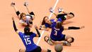 Pemain voli putri Thailand menjatuhkan diri saat berusaha mengembalikan bola pukulan pemain Korea Selatan dalam final kualifikasi Olimpiade Rio 2016 di Tokyo, Jepang, Sabtu (21/5/2016). (AFP/Toru Yamanaka)
