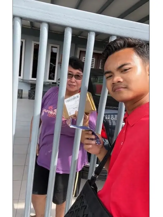 6 Potret Kocak Kurir Selfie Bareng Penerima Paket, Suka Dibikin Video