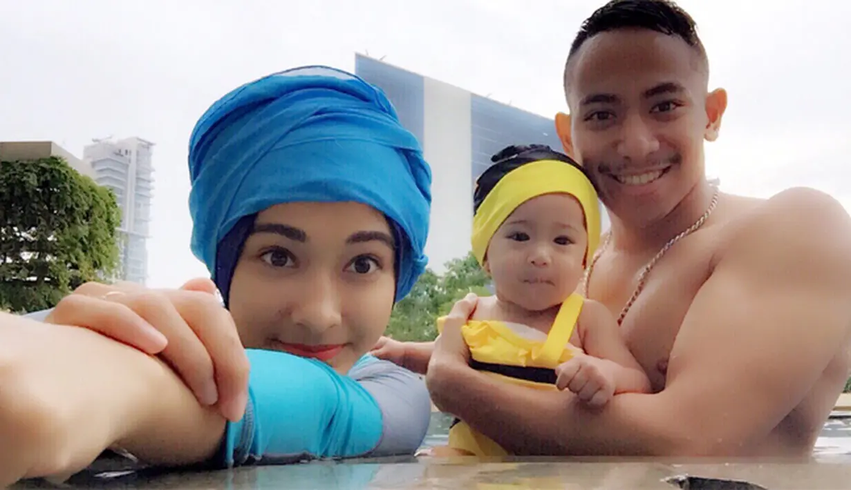 "Jadi, saya pacaran dengan Poppy dalam sebulan paling tiga hingga empat kali di lokasi syuting.  Itu pun waktunya hanya dua hingga tiga jam saja," ungkap lelaki yang sedang menekuni bisnis properti itu. (dok. Pribadi/Bintang.com)