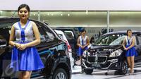 Model berdiri di samping mobil Suzuki saat pameran otomotif Gaikindo Indonesia International Auto Show (GIIAS) di ICE BSD, Tangerang Selatan, (11/08). Tercatat, 22 kendaraan model baru akan diluncurkan. (Liputan6.com/Fery Pradolo)