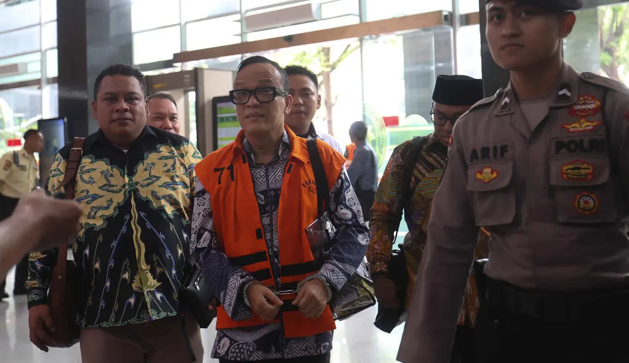Terdakwa kasus dugaan pemerasan dalam pengurusan sertifikat K3 di Kementerian Ketenagakerjaan, Immanuel Ebenezer alias Noel kembali menjalani sidang lanjutan di Pengadilan Tindak Pidana Korupsi (Tipikor) Jakarta, Senin (2/2/2026). Tampak dalam foto, bekas Wakil Menteri Ketenagakerjaan, Immanuel Ebenezer (tengah) sesaat sebelum mengikuti sidang lanjutan dugaan kasus pemerasan dalam pengurusan sertifikat K3 dimulai di Pengadilan Tindak Pidana Korupsi (Tipikor) Jakarta, Senin (2/2/2026). (Kapanlagi.com/Budy Santoso)