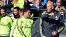 Zinedine Zidane memberi arahan kepada para pemain Real Madrid, Selasa (5/1/2016). (AFP/Gerard Julien)