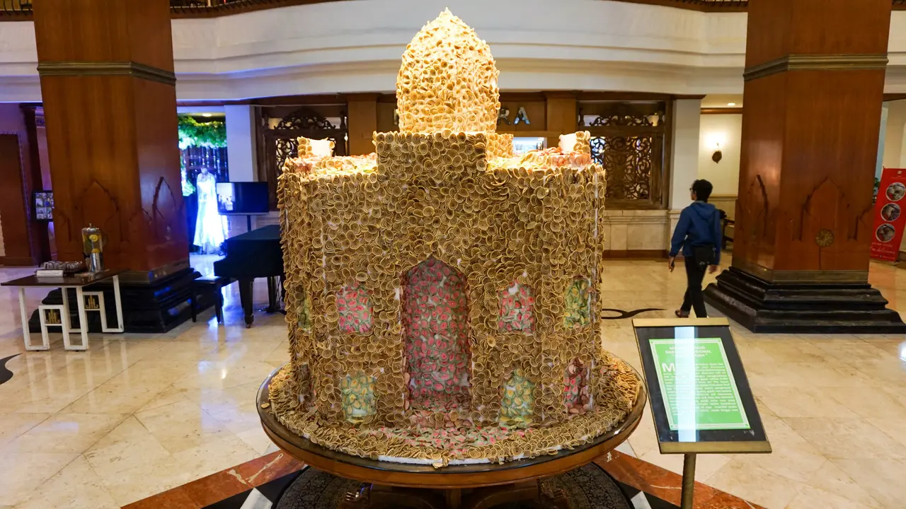 Replika Masjid dari Kue Kuping Gajah