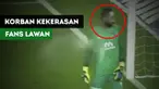 Wajah Kiper Istanbul Basaksehir, Volkan Babacan terkena lemparan botol saat menghadapi Fenerbahce di Liga Turki.