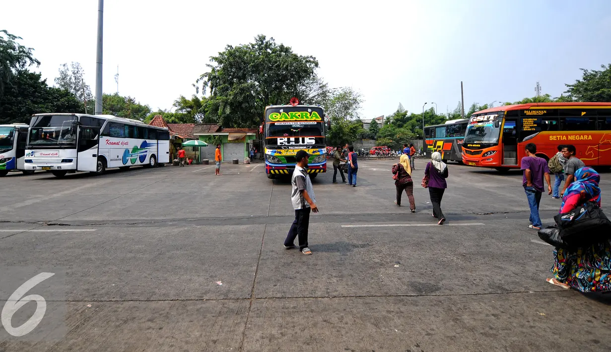Sejumlah penumpang saat ingin menaiki bus di Terminal Kampung Rambutan, Jakarta Timur, Selasa (30/6/2015). Jelang memasuki arus mudik Lebaran 2015 terminal Kampung Rambutan masih terlihat sepi dan lenggang. (Liputan6.com/Yoppy Renato)