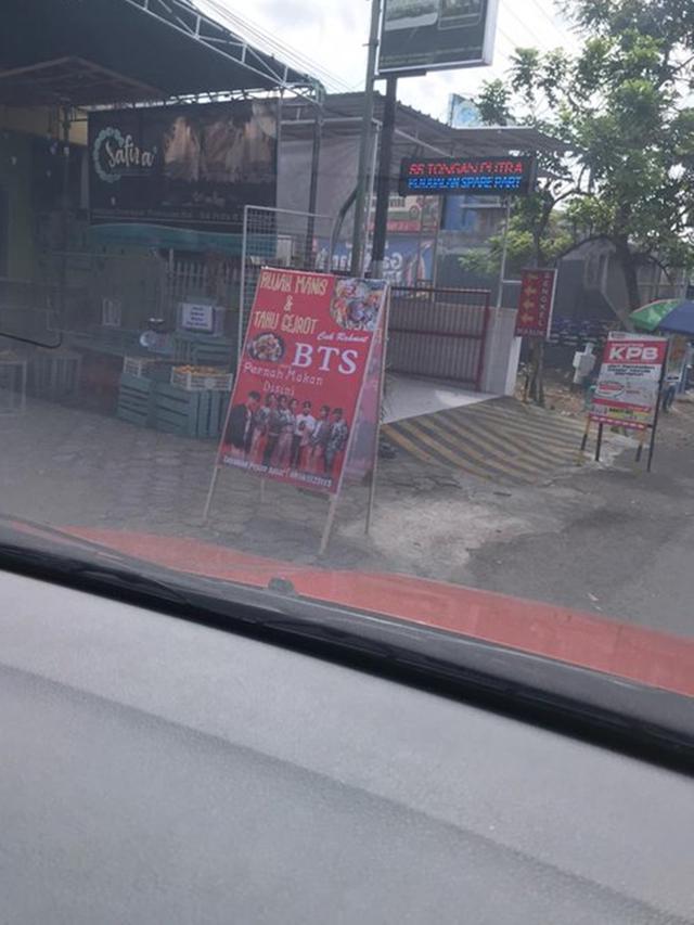 6 Spanduk Jualan Libatkan BTS Ini Bikin Ngakak