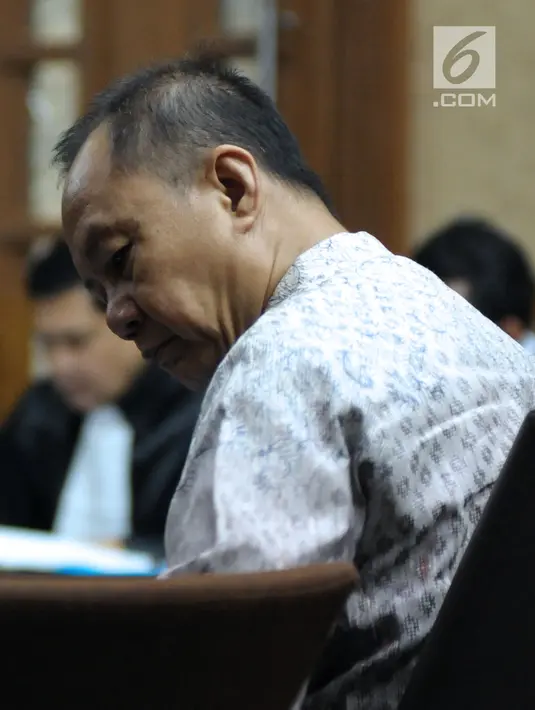 Mantan Kepala BPPN, Syafruddin Arsyad Temenggung saat menjalani sidang perdana di Pengadilan Tipikor Jakarta, Senin (14/5). Agenda sidang perdana merupakan pembacaan surat dakwaan oleh jaksa KPK. (Liputan6.com/Helmi Fithriansyah)