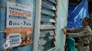 Petugas satpol PP menempel surat peringatan ke 3 di Kawasan Bukit Duri, Jakarta, Selasa (20/9). Pemkot Jaksel akan menertibkan bangunan dan permukiman di kawasan Bukit Duri yang berbatasan dengan Sungai Ciliwung. (Liputan6.com/Gempur M Surya)