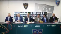 Konferensi pers perkenalan pemegang saham baru Lecce di Via del Mare Stadium, Jumat (28/5/2022). CEO Emtek, Alvin Sariaatmadja menjadi bagian dari konsorsium pemegang saham klub Serie B tersebut. (Doc. U.S Lecce)
