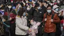 Seorang anak memegang marshmallow berbentuk kelinci saat warga mengunjungi shopping street pejalan kaki Qianmen pada hari pertama liburan Tahun Baru Imlek di Beijing, Minggu (22/1/2023). Orang-orang di seluruh China merayakan Tahun Baru Imlek pada hari Minggu dengan pertemuan keluarga besar dan kerumunan orang mengunjungi kuil-kuil setelah pemerintah mencabut kebijakan "nol-COVID" yang ketat, menandai perayaan meriah terbesar sejak pandemi dimulai tiga tahun lalu. (AP Photo/Andy Wong)
