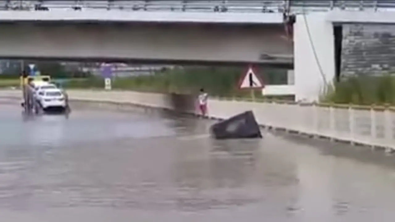 Coba Terobos Banjir, Sebuah Jip Pun Tenggelam