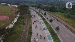 Foto udara memperlihatkan aktivitas warga di jalan lingkar kawasan Stadion Pakansari, Kabupaten Bogor, Jawa Barat, Minggu (28/6/2020). Meski area tersebut belum dibuka kembali, namun warga tetap masuk untuk melakukan beragam aktivitas di kawasan tersebut. (Liputan6.com/Helmi Fithriansyah)