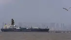 Kapal pengangkut Liquefied Petroleum Gas (LPG) berbendera India, Jag Vasant, yang mengangkut gas minyak cair, terlihat di Pelabuhan Mumbai, India, setelah tiba melewati Selat Hormuz, Rabu, 1 April 2026. Kapal pengangkut Liquefied Petroleum Gas (LPG) berbendera India, Jag Vasant, tiba di Pelabuhan Mumbai, India. (AP Photo/Rafiq Maqbool)