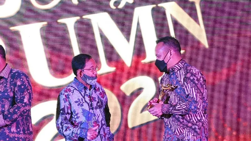 CEO PTPN V Jatmiko K Santosa menerima trophy penghargaan 10th Anugerah BUMN dari Ketua Dewan Juri di Jakarta, Kamis malam.