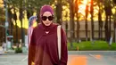 Mengenakan atasan oversized jerau tanpa motif plus jilbab berwarna senada yang dipadukan dengan celana panjang kapisa, Zaskia Adya Mecca berpose di jalanan. Latar sejumlah pohon yang menghalangi cahaya matahari plus bendera AS yang berkibar membuat gayanya tak kalah dari model papan atas. Kacamata hitam menyempurnakan penampilannya. (Foto: Dok. Instagram @zaskiadyamecca)