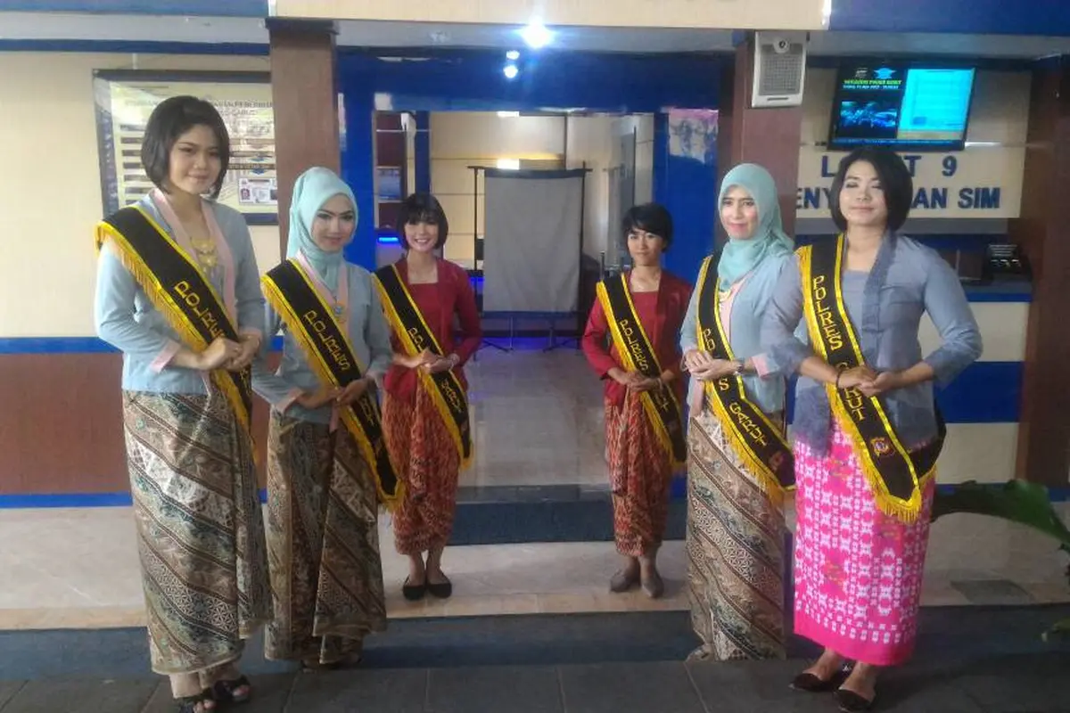 Polwan Polres Garut Berdandan Ala Kartini
