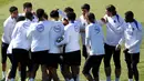 Pertandingan atau leg pertama kedua tim tersebut akan berlangsung di Parc des Princes, Prancis, pada Kamis (9/4/2026) dini hari WIB. Tampak dalam foto, para pemain Paris Saint-Germain menghadiri sesi latihan di Campus Paris Saint-Germain, Poissy, pinggiran barat Paris pada Selasa 7 April 2026. (FRANCK FIFE/AFP)
