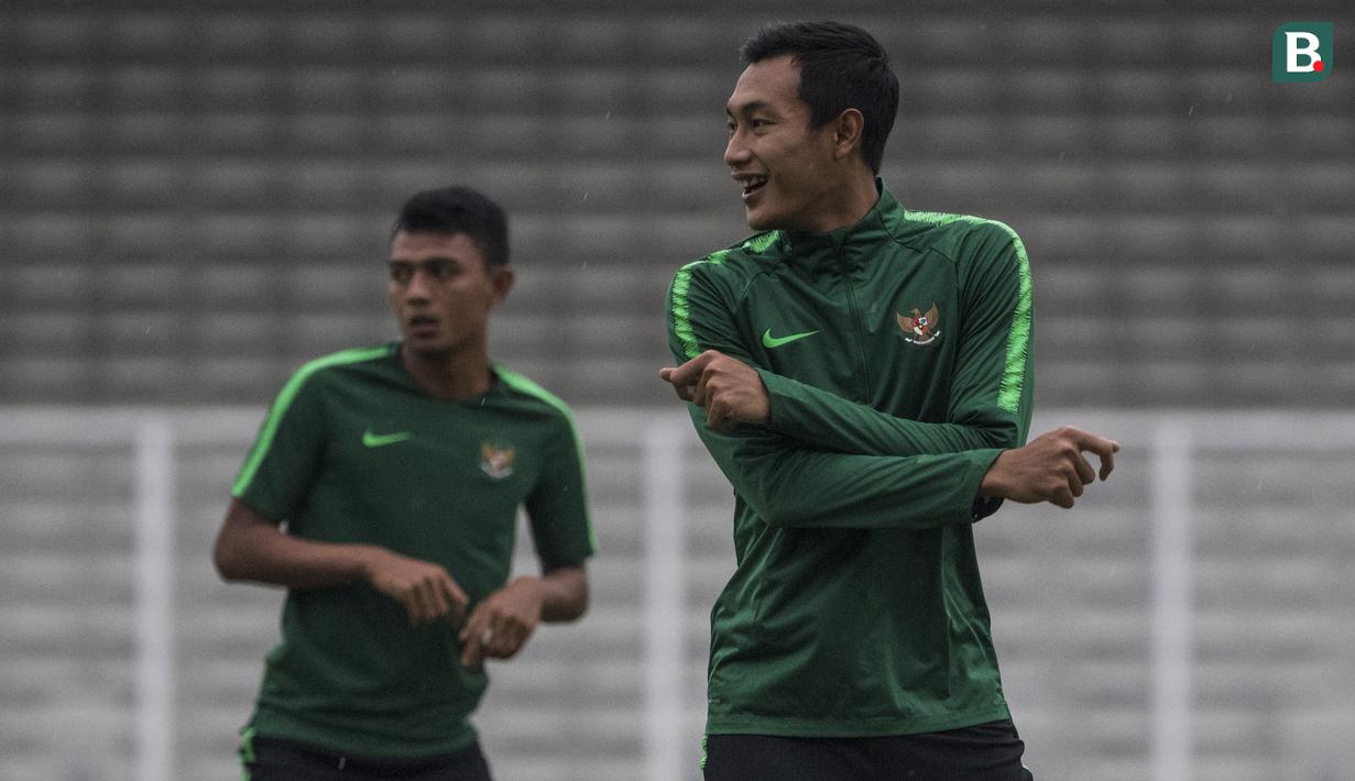 Pemain Timnas Indonesia, Hansamu Yama, melakukan pemanasan saat latihan di Stadion Madya, Jakarta, Minggu (11/11). Latihan ini persiapan jelang laga Piala AFF 2018 melawan Timor Leste. (Bola.com/Vitalis Yogi Trisna)