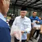 Menteri Perdagangan Zulkifli Hasan mulai membagikan daging kurban kepada pekerja di lingkungan Kementerian Perdagangan. (Foto: Liputan6.com/Arief RH)
