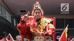 Tatung pria berdiri di atas tombak saat beratraksi dalam Festival Cap Go Meh 2570 di Seasons City, Jakarta,  Minggu (24/3). Sekitar 100 tatung pria dan wanita hadir menampilkan atraksi ekstrem menggunakan benda tajam. (Liputan6.com/Fery Pradolo)