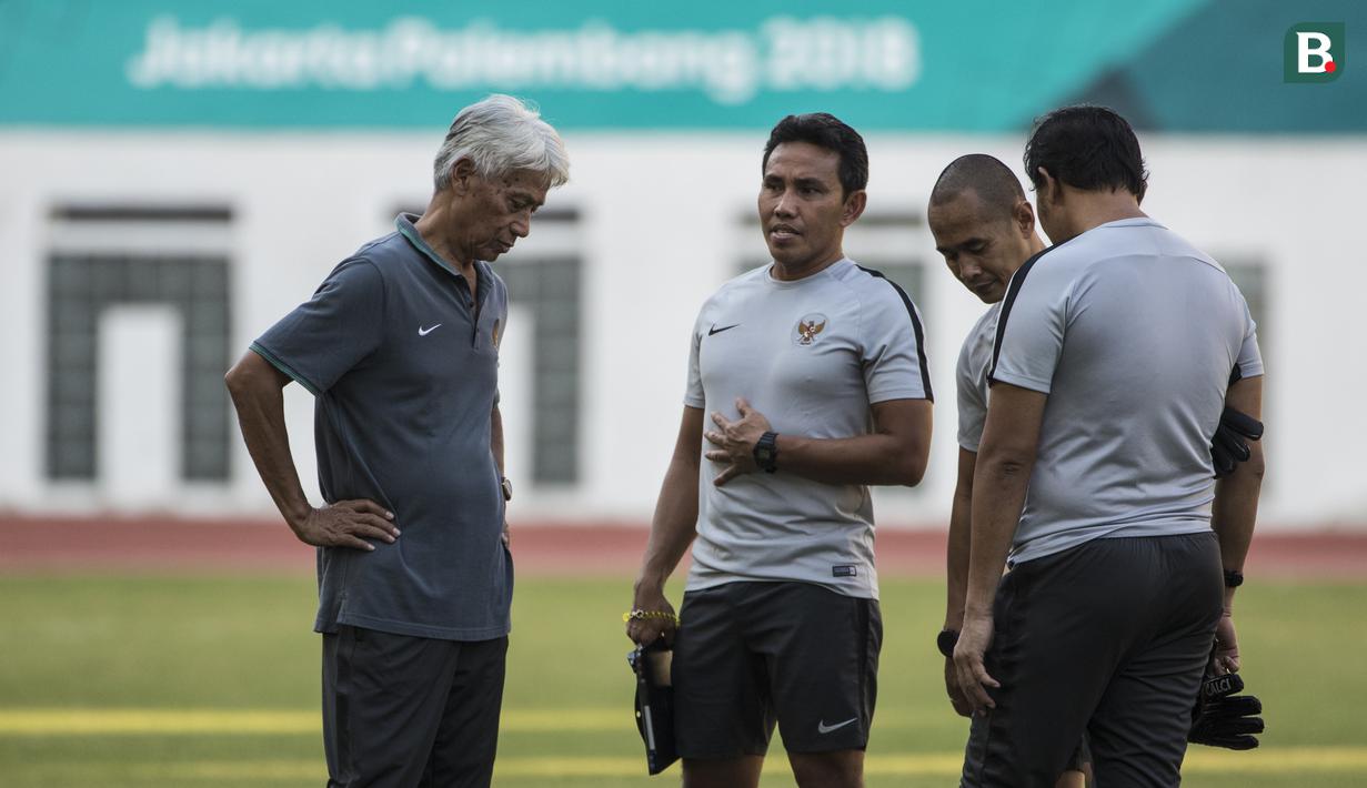 Pelatih Timnas Indonesia, Bima Sakti, berdiskusi dengan tim pelatih saat latihan di Stadion Wibawa Mukti, Jawa Barat, Senin (10/9/2018). Latihan ini persiapan jelang laga uji coba melawan Mauritius. (Bola.com/Vitalis Trisna)