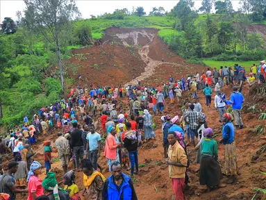 Dalam foto yang diambil dari rekaman selebaran yang dirilis oleh Departemen Komunikasi Pemerintah Zona Gofa pada 22 Juli 2024 ini, terlihat orang-orang berdiri di dasar tanah longsor yang terjadi di distrik Geze-Gofa. (Gofa Zone Government Communication Affairs Department/ESN / AFP)