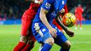Penyerang Leicester City, Leonardo Ulloa (kanan) mengontrol bola dari kawalan bek Liverpool, Nathaniel Clyne pada lanjutan liga Inggris di King Power Stadium, Leicester, (3/2/2016). Leicester menang atas Liverpool dengan skor 2-0. (Reuters/Darren Staples)