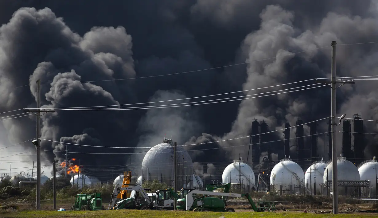 Asap dari ledakan di pabrik TPC Group terlihatdi Port Neches, Texas (27/11/2019). Pemadam kebakaran setempat masih mencoba memadamkan api dan meminta warga dalam radius 800 meter dari pabrik untuk dievakuasi. (Marie D. De Jesús / Houston Chronicle via AP)