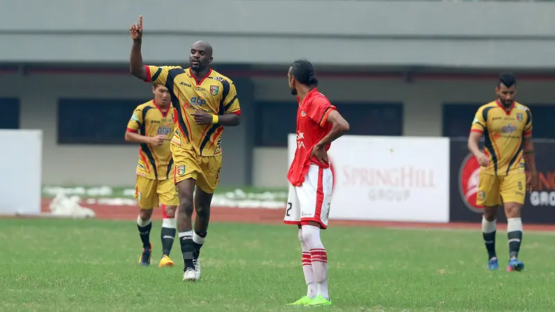 Gelandang Mitra Kukar, Mohamed Sissoko, rayakan gol ke gawang Persija Jakarta pada laga Liga 1 di Stadion Patriot, Bekasi, Minggu (14/5/2017).