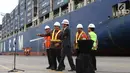 Presiden Jokowi didampingi sejumlah menteri saat melepas ekspor produk manufaktur ke AS dari Pelabuhan Tanjung Priok, Jakarta, Selasa (15/5). Produk yang diekspor berupa alas kaki, garmen, dan barang elektronik. (Liputan6.com/Angga Yuniar)