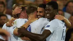 Gelandang, Riyad Mahrez melakukan selebrasi bersama rekan-rekannya usai mencetak gol kegawang Club Brugge pada Liga Champions grup G di Satdion Jan Breydel, Belgia, (15/9). Mahrez mencetak dua gol dan membawa Leicester menang 3-0. (Reuters/Eric Vidal)