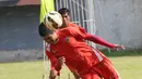 Bambang Pamungkas menunjukkan skill-nya pada latihan bersama Persija Jakarta di Lapangan Villa 2000, Pamulang, Tangerang Selatan, Senin (25/4/2016). (Bola.com/Nicklas Hanoatubun)