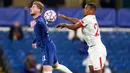 Penyerang Chelsea, Timo Werner dan pemain Sevilla, Fernando berebut bola pada laga perdana Grup E Liga Champions 2020 di Stadion Stamford Bridge, Rabu (21/10/2020) dini hari WIB. Chelsea harus berbagi angka dengan tim tamu Sevilla setelah bermain imbang tanpa gol. (AP Photo/Alastair Grant,Pool)