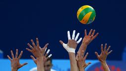 Tangan pemain Rusia dan Polandia saat perebutan medali perunggu voli putra Pesta Olah Raga Eropa 2015 di Baku, Azerbaijan, (28/6). (REUTERS/Stoyan Nenov)