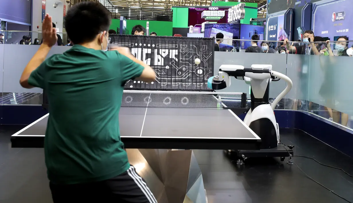 Seorang pengunjung bermain tenis meja dengan robot di ChinaJoy 2020 di Shanghai, China timur, pada 31 Juli 2020. Ajang permainan terbesar di Asia, ChinaJoy atau dikenal sebagai China Digital Entertainment Expo and Conference, dimulai pada Jumat (31/7) di Shanghai. (Xinhua/Fang Zhe)