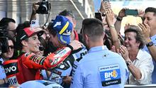 Marc Marquez memberikan semangat kepada Alex Marquez saat memenangkan balapan MotoGP Spanyol 2025. (JAVIER SORIANO / AFP)