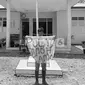 Salah seorang warga Kilometer VIII berpose memegang spanduk bertuliskan "pulangkan tanah kami" usai menyerahkan surat berstempel darah kepada manajemen PT Satya Agung (Liputan6.com/Ist)