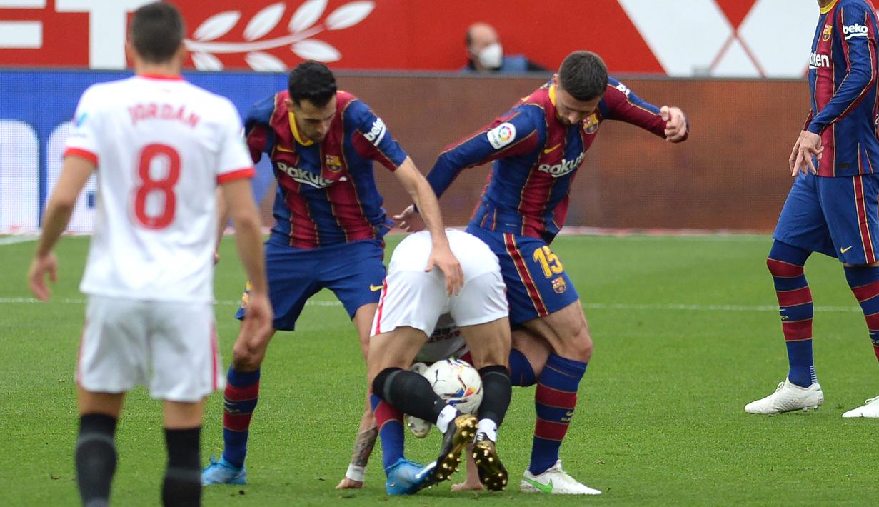 Sevilla dan Barcelona melakukan jual beli serangan di menit-menit awal laga. Kedua tim sama-sama gigih untuk segera buka keunggulan. (Foto: AFP/Cristina Quicler)