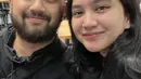 Sedang berada di Belanda, Rachel Amanda dan Narawastu yang terbilang sebagai pasangan muda karena baru saja menikah tahun lalu ini terlihat tampil mesra saat bersama. Memakai outfit dengan warna senada, pasangan ini disebut tampil kompak dan serasi. (Liputan6.com/IG/@auroramanda95)