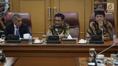 Gubernur DKI Jakarta Djarot Saiful Hidayat menerima kedatangan skuat serta official Persija Jakarta dan klub sepakbola asal Spanyol, Espanyol, di Balai Kota DKI Jakarta, Rabu (19/7). (Liputan6.com/Faizal Fanani)
