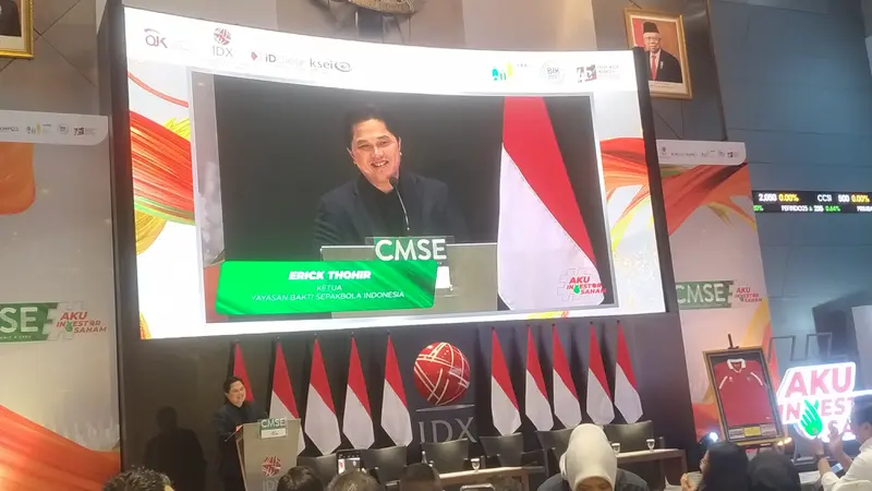 Menteri BUMN dan Ketua Umum Persatuan Sepak Bola Seluruh Indonesia (PSSI) Erick Thohir  di Main Hall Gedung Bursa Efek Indonesia, Kawasan SCBD, Jakarta, Sabtu (28/10/2023). (Anisyah/Merdeka.com)