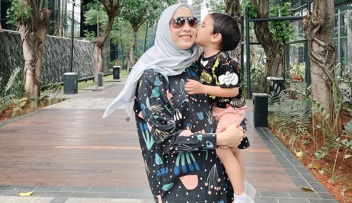 Kemeja oversized dengan motif abstrak yang colorful sudah memiliki pernyataan gayanya sendiri, seperti dipakai Fanny Fabriana ini (Foto: Instagram Fanny Fabriana)