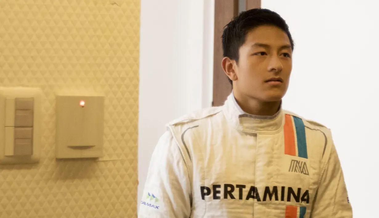 Rio Haryanto bersiap mengikuti konfrensi pers. (Bola.com/Vitalis Yogi Trisna)