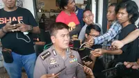 Kabid Humas Polda Sulsel, Kombes Pol Dicky Sondani berikan keterangan pers terkait upaya antisipasi terorisme di Sulsel (Liputan6.com/ Eka Hakim)